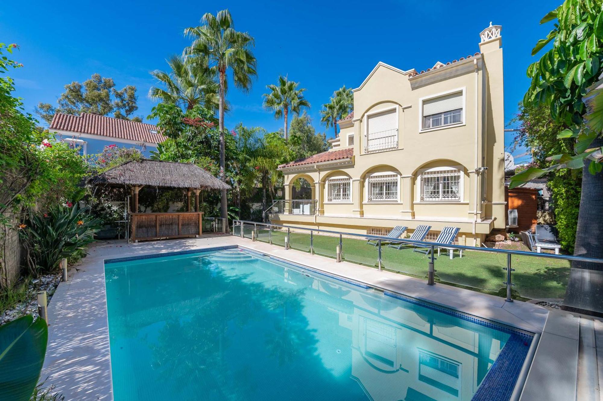 Beachside With Heated Pool * Marbella