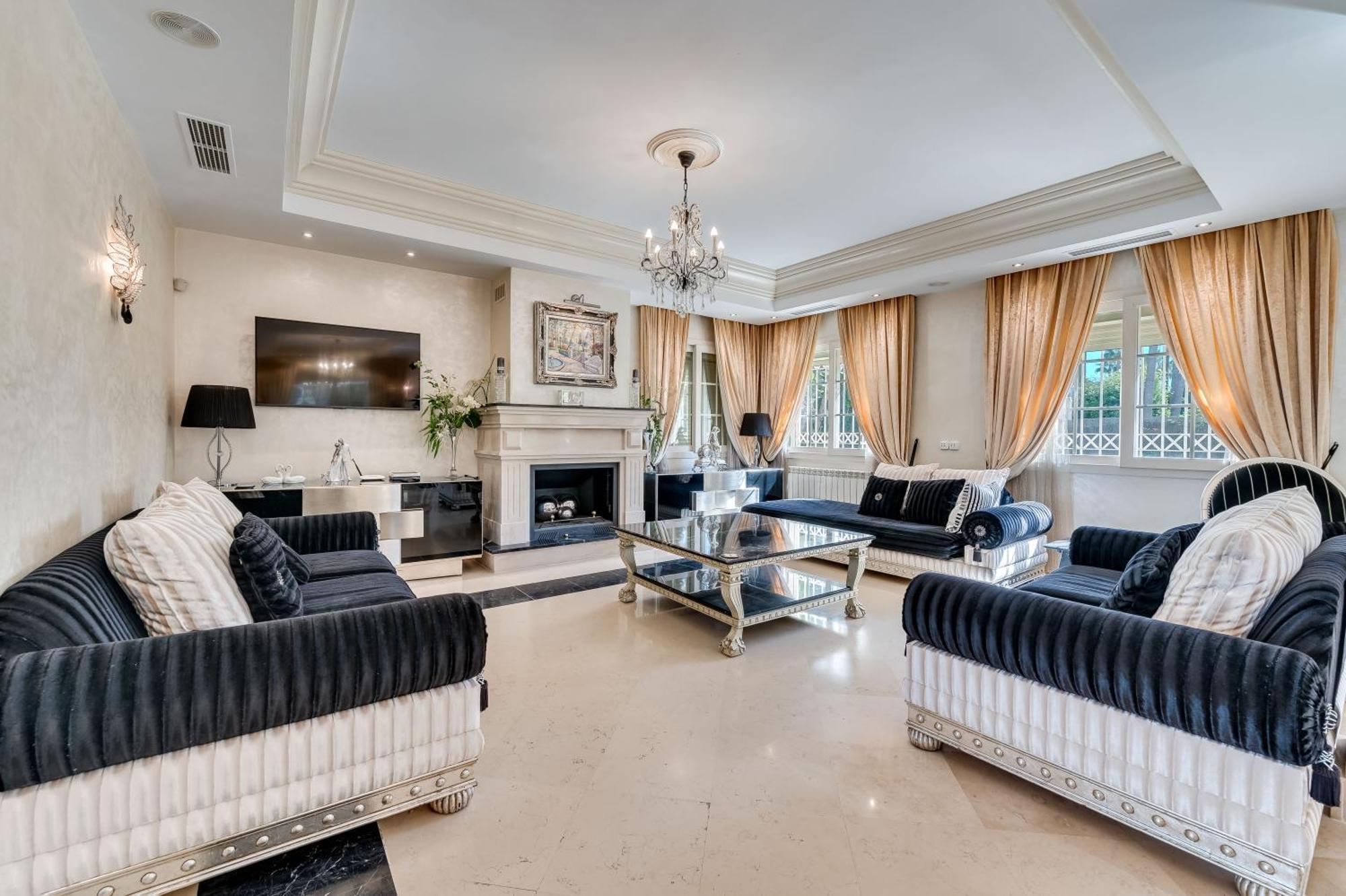 Beachside With Heated Pool Marbella