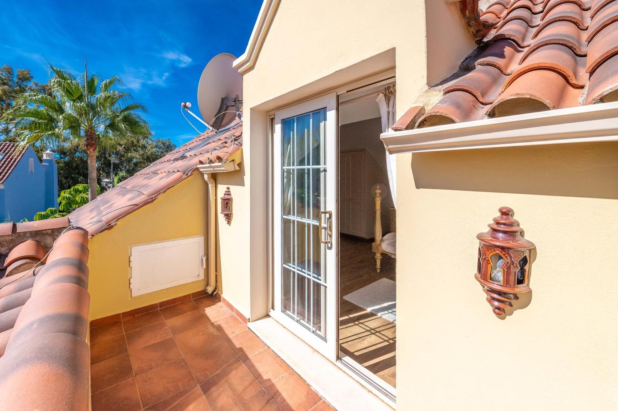 Beachside With Heated Pool * Marbella