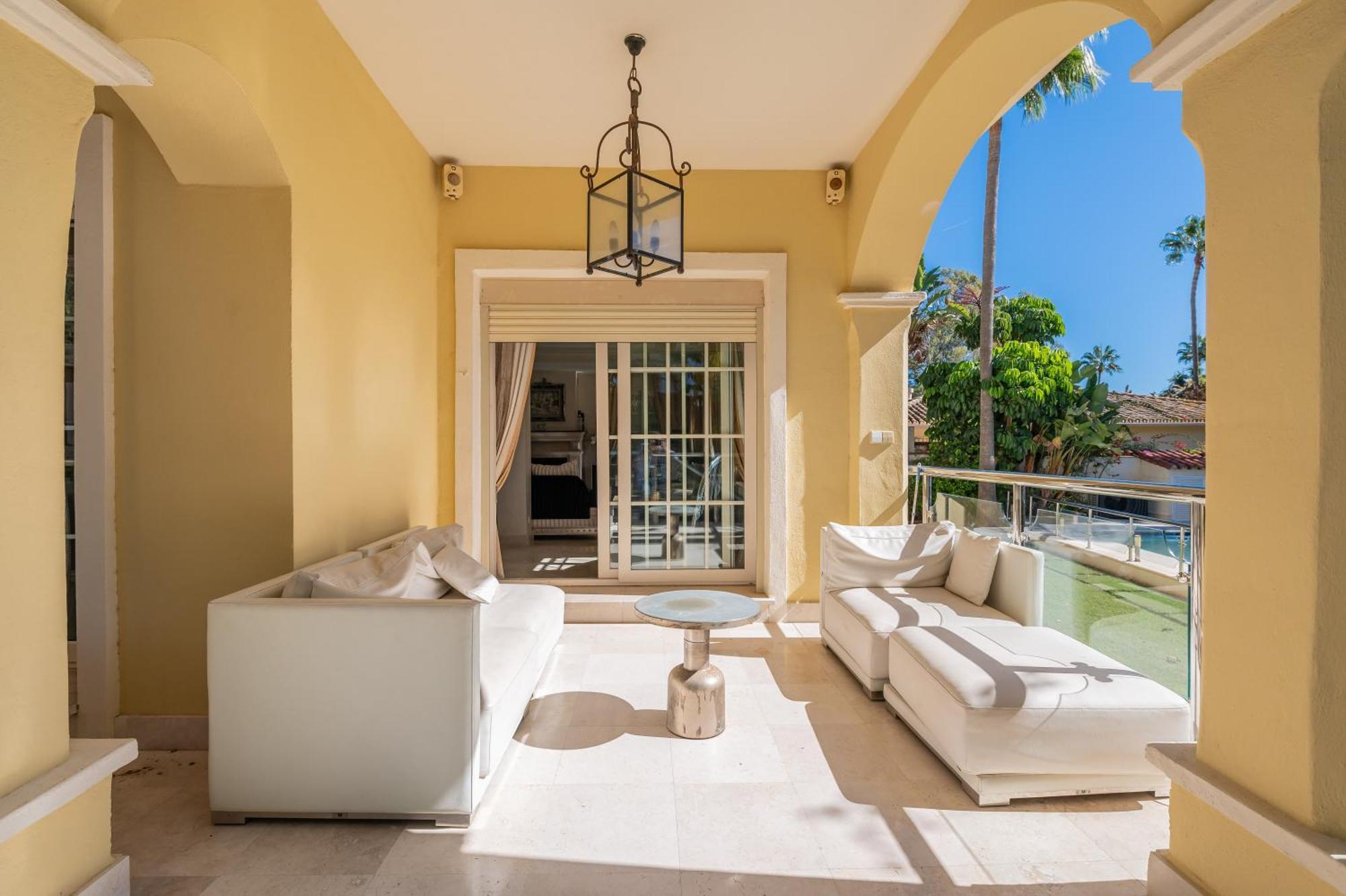 Beachside With Heated Pool Marbella