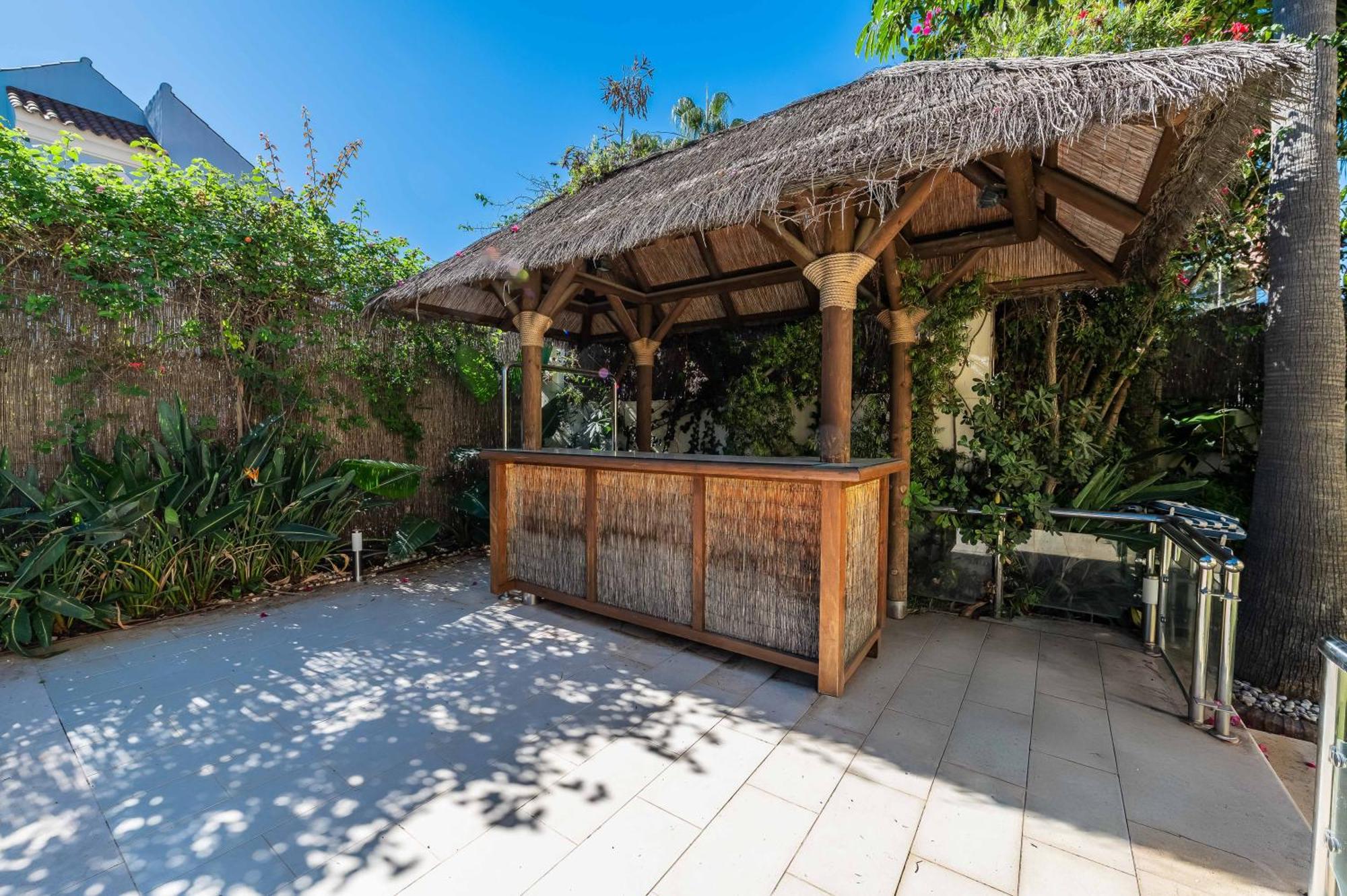 Beachside With Heated Pool * Marbella