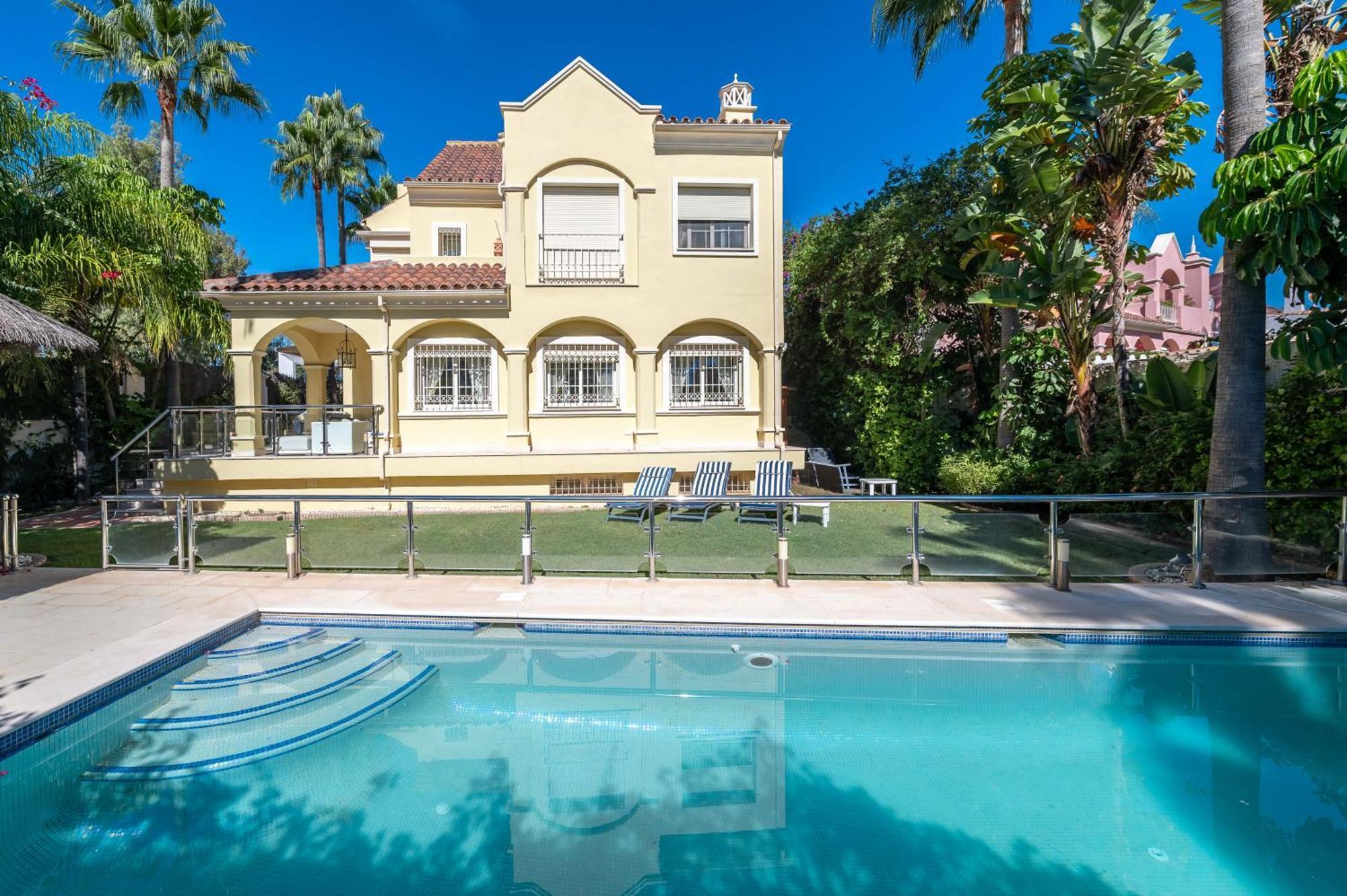 Beachside With Heated Pool Marbella