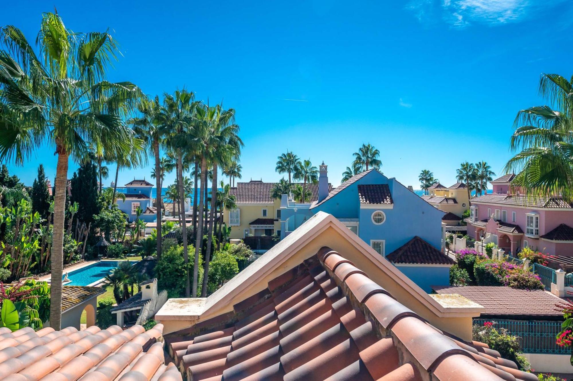 Beachside With Heated Pool * Marbella